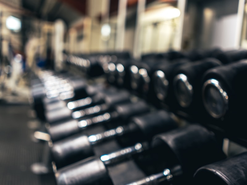 高端运动心率监测手表，GPS定位和多种运动模式