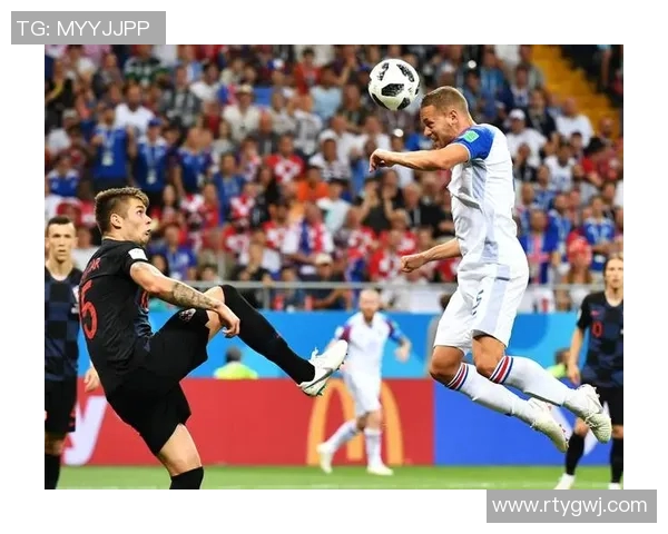 足球巨星同框合影展现经典瞬间球场内外的友谊与默契